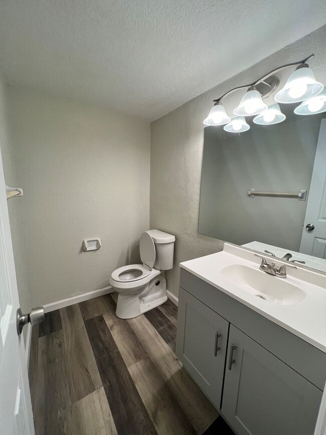 Building Photo - Fully Remodeled 1 Bedroom Condo in 55+ Com...