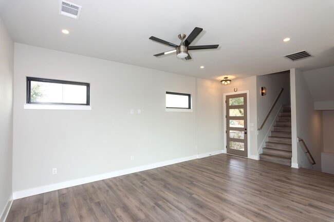 Building Photo - 2802 Lawrence Dr