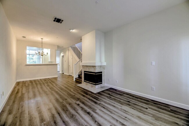 Building Photo - 2 br, 2.5 bath House - 2585 PARK BLVD #Z208