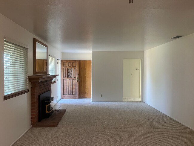 Building Photo - NICE 3 BEDROOM HOME IN ROSEVILLE!
