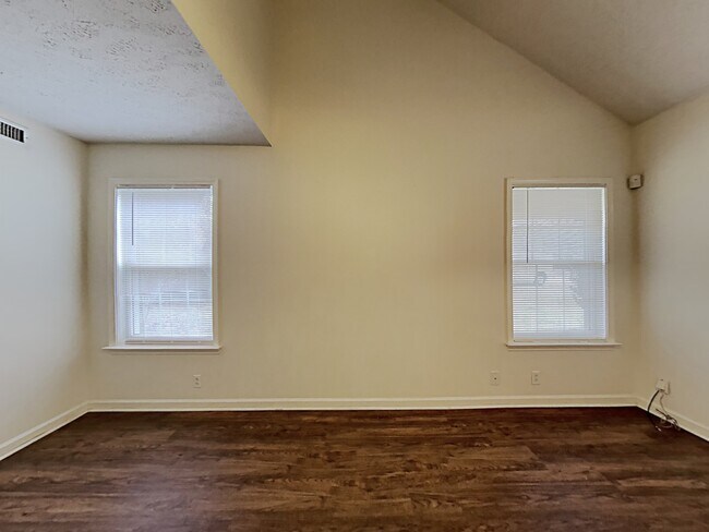 Building Photo - 1014 Seven Oaks Boulevard