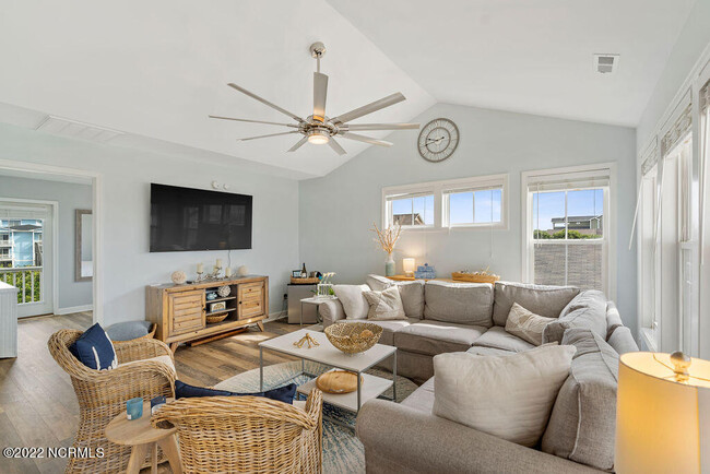 Building Photo - 1106 S Topsail Dr