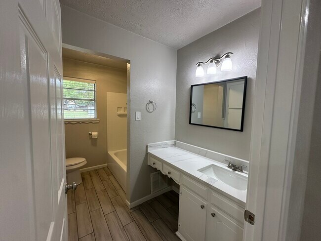 Baño - 305 Mimosa St