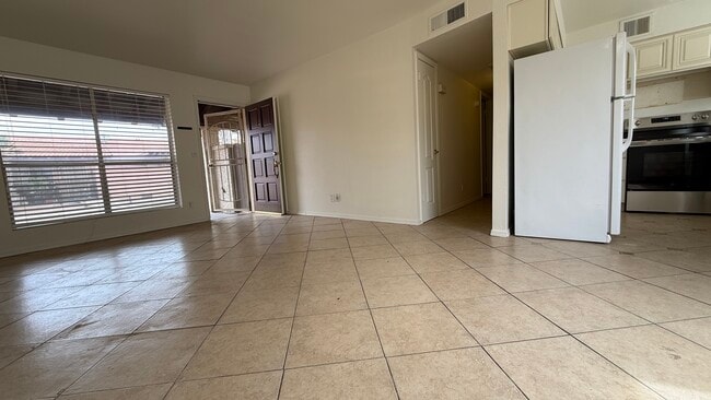 Building Photo - 735 N Arrowhead Dr