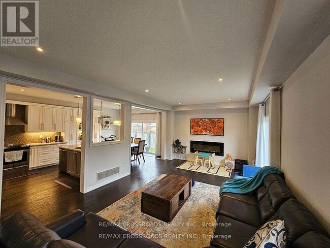 Building Photo - 35 Cutts Cres