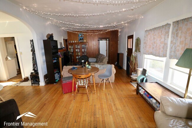 Foto del edificio - Spacious 5 Bedroom Home Located Near Campus