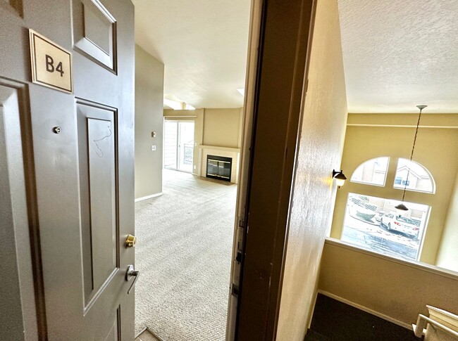 Building Photo - Private Garage | 2BR/2BA Condo with Olympi...