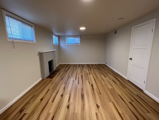 Building Photo - Spacious One Bedroom Ready Now!
