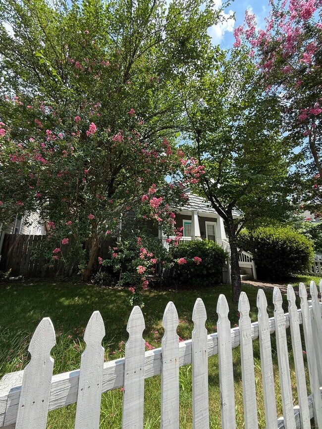 Building Photo - Bungalow in Charlotte with 2 bedrooms, 2 baths