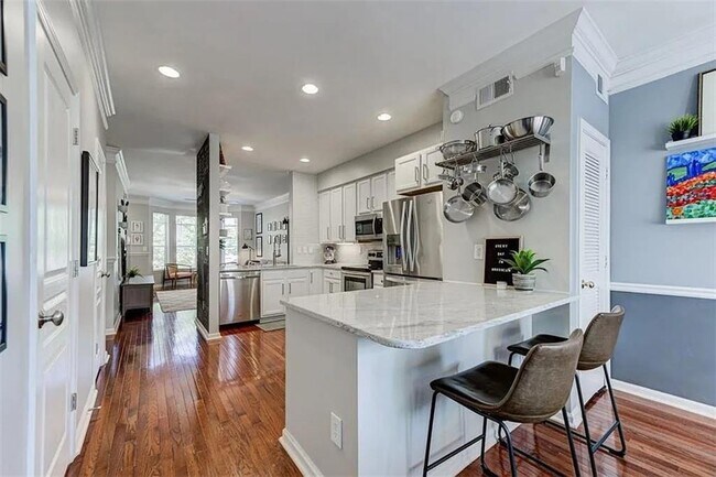 Foto del edificio - 375 Highland Ave NE