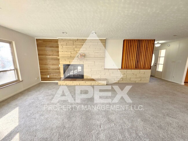 Building Photo - Spacious 4Bd – 2Ba Tri-Level Brick Home in North Knoxville!