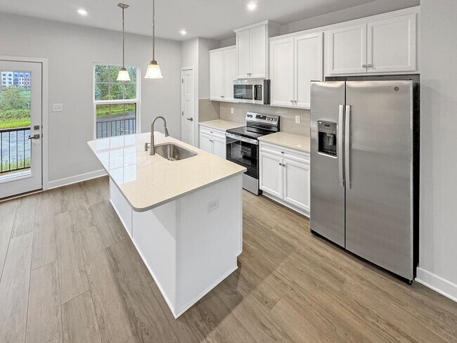 Foto del edificio - Spacious 3-Bedroom Townhome with Finished ...