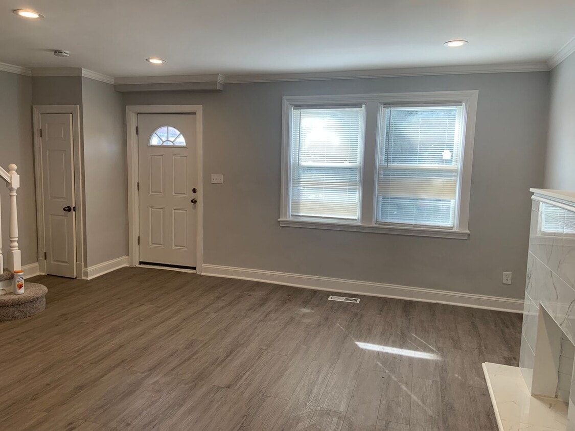 Primary Photo - West Baltimore 4 Bedroom 1.5 Bathroom Town...