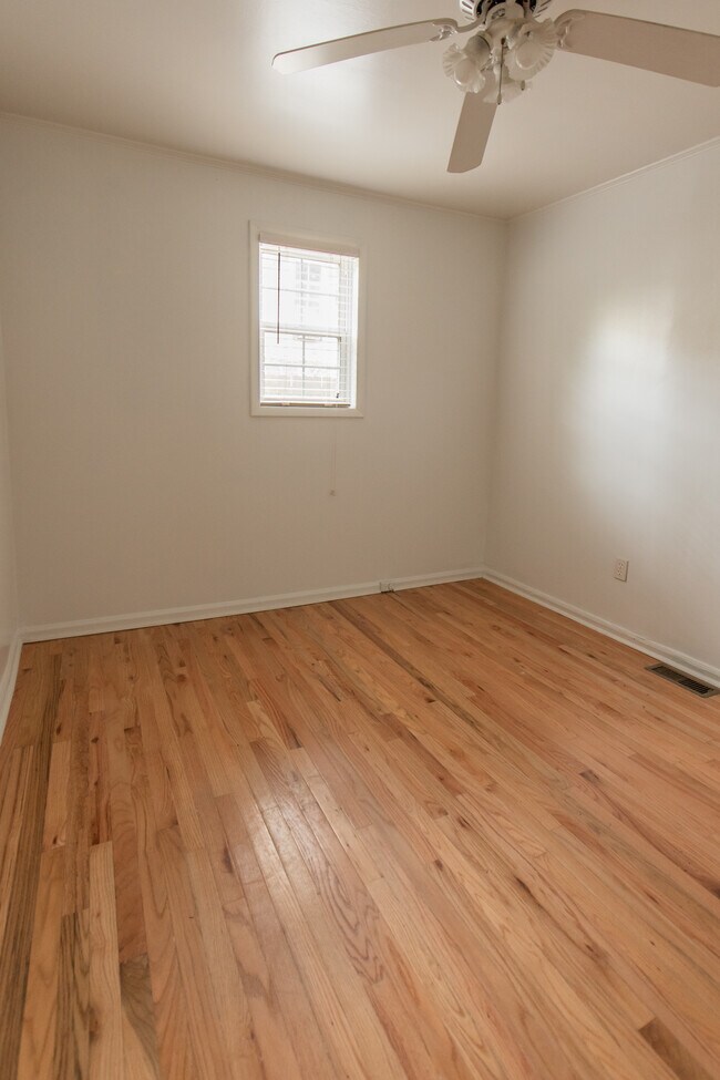 Building Photo - 1480 Kenwood Ave NW