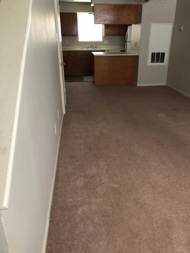 Building Photo - SUBLEASE! ONE BEDROOM LOFT STYLE UNIT ON S...