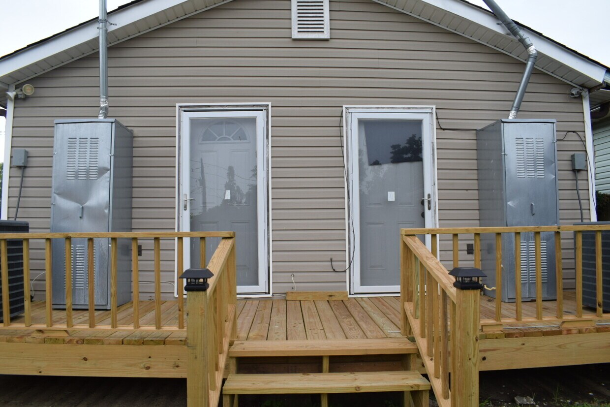 Primary Photo - 5432 N Derbigny St