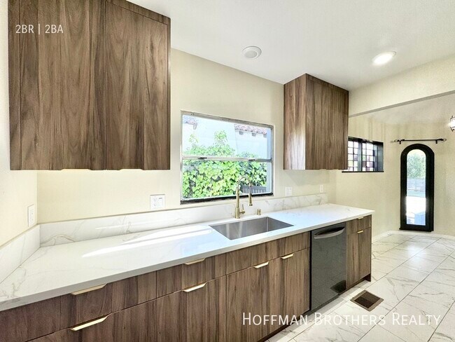 Foto del edificio - 350 N Crescent Heights Blvd