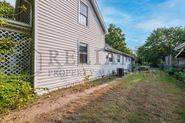 Building Photo - 230 S Millwood Ave