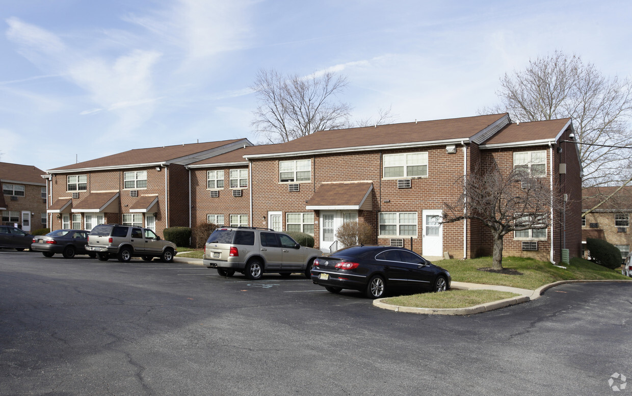 Foto del edificio - Carleton Court Apartments