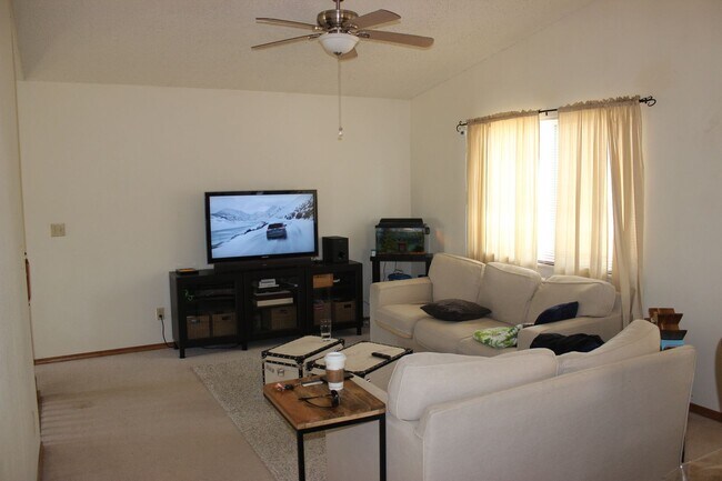 Foto del edificio - Wonderful Bi-level three bedroom in Briargate