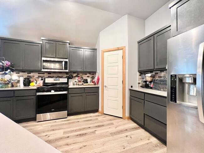 Building Photo - ?4 Bedroom Home plus Study Room! Yukon Sch...