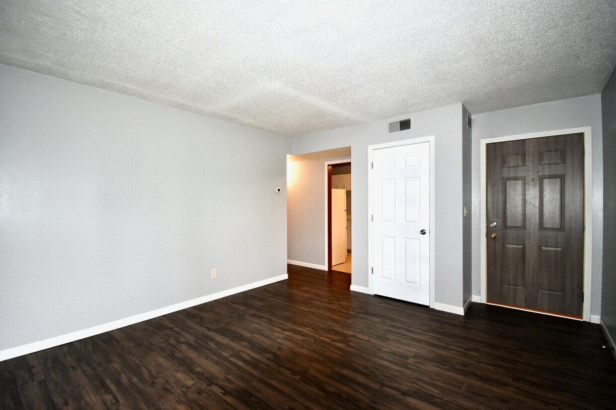 Living room - 413 4th Ave E