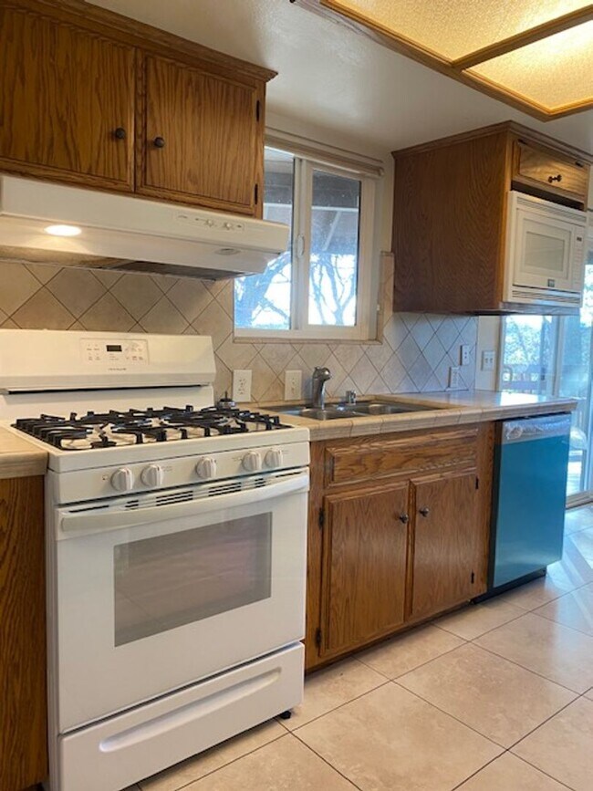Foto del edificio - Beautiful 2 Bedroom/2 Bathroom Home with a Great Room, Fireplace and access to shared swimming pool