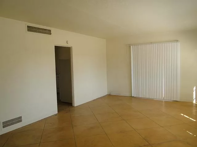 Building Photo - Amazing 2BR/1BA Home Sam Hughes UofA - Mov...