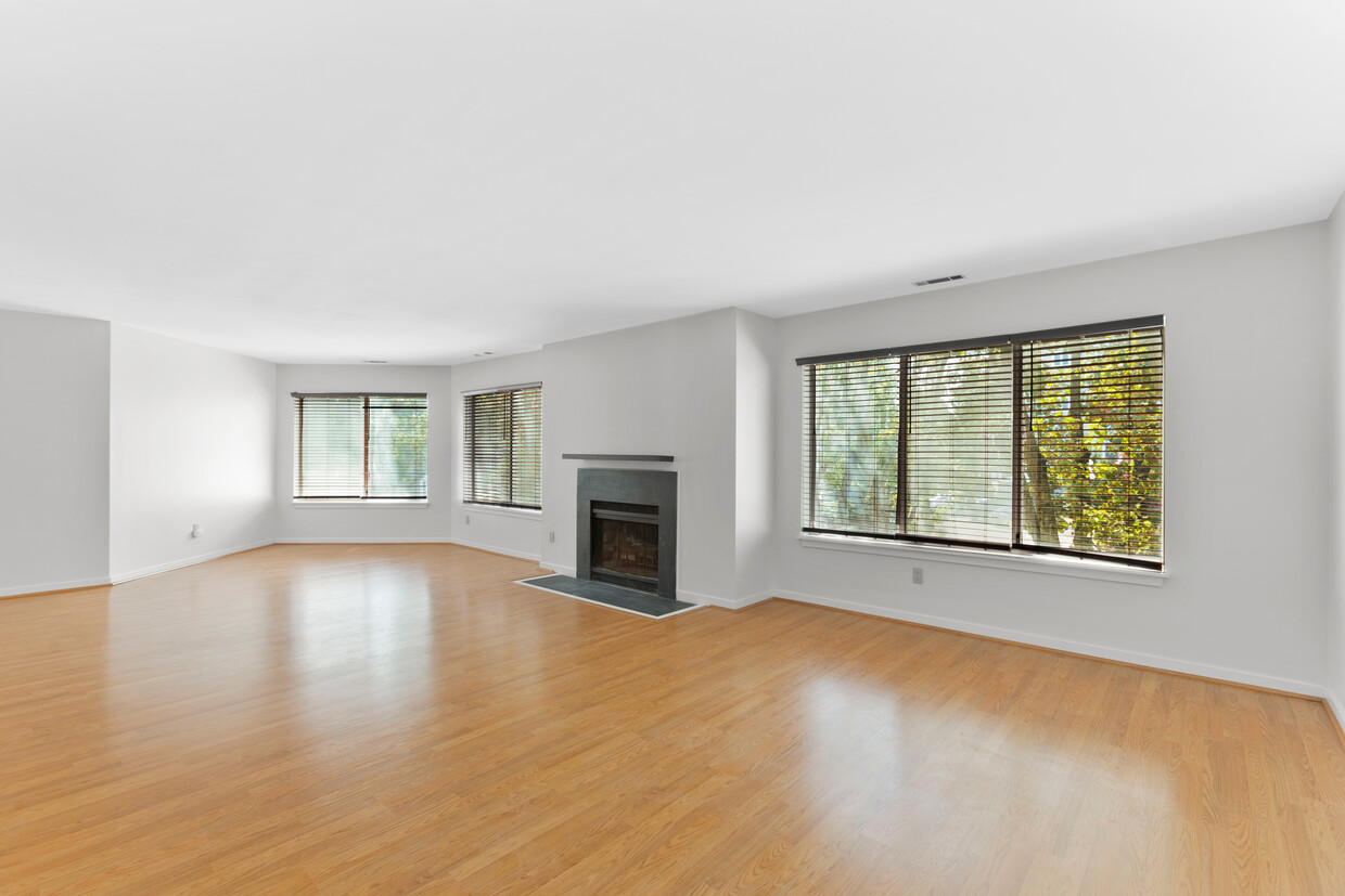 Living/Dining Area - Open Floor Plan - 15 Harbour Close