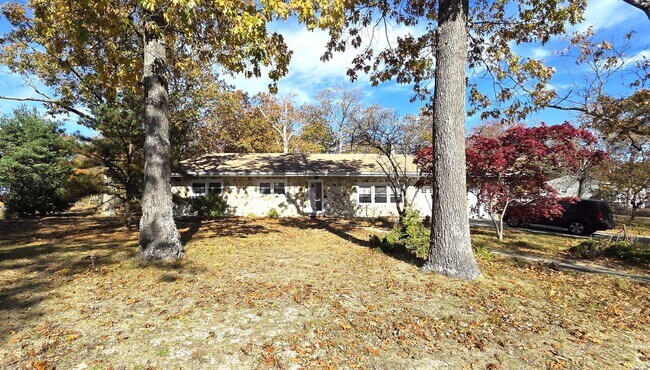 Foto del edificio - Updated 3 Bedroom with Den/Office Home for...