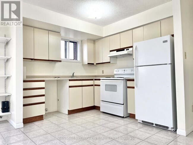 Photo du bâtiment - 1686 St Clair Ave W