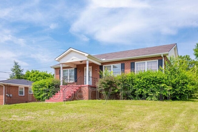 Building Photo - 807 Woodland Dr