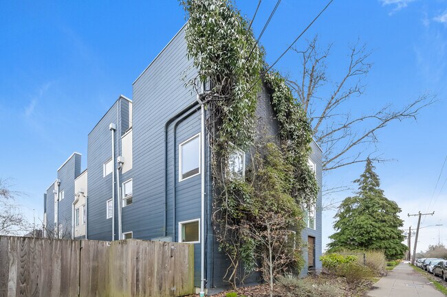 Building Photo - 418 19th Ave E