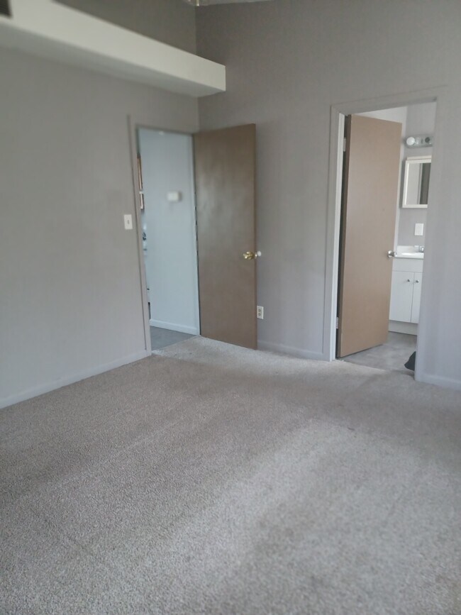 bedroom - 466 Treeside Dr