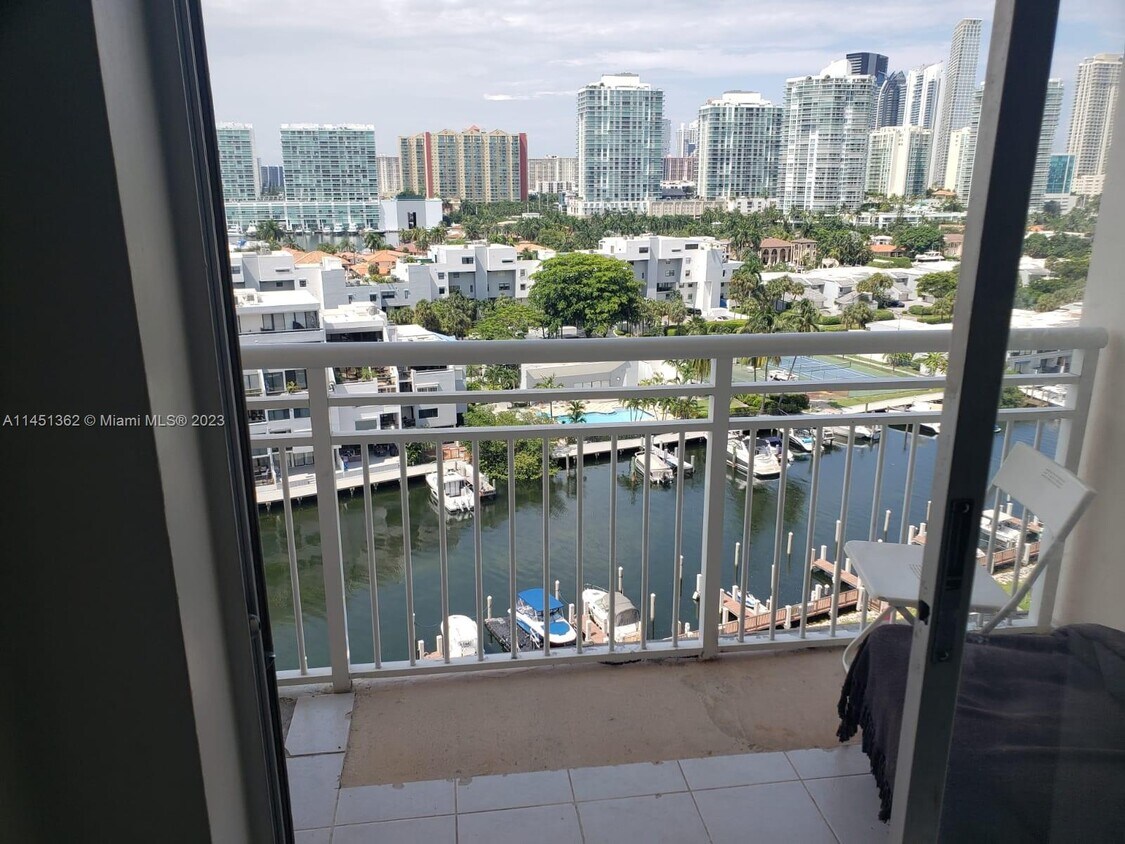 Foto principal - 400 Kings Point Dr