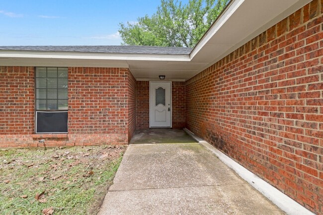 Building Photo - 740 Prairie Creek Dr