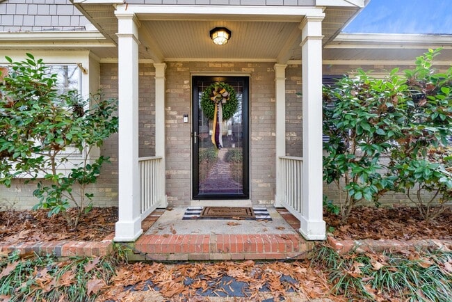 Building Photo - Wonderful, Spacious 3 Bedroom Rancher in R...