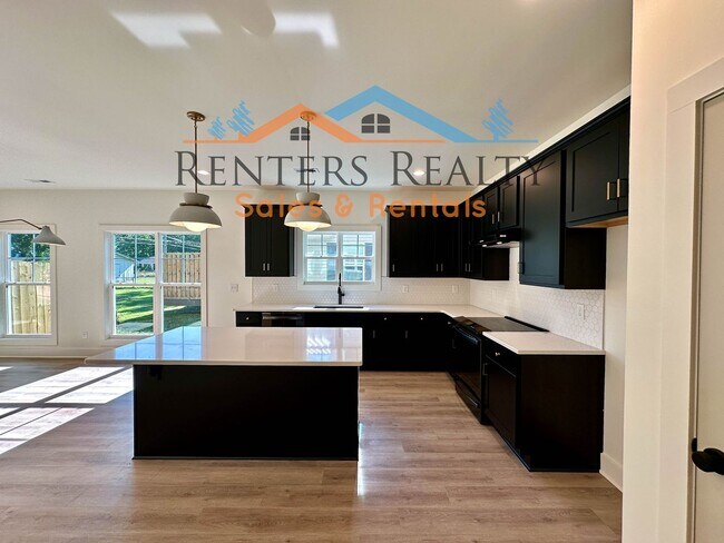 Building Photo - 3 Bedroom House with Loft in Lowe Mill