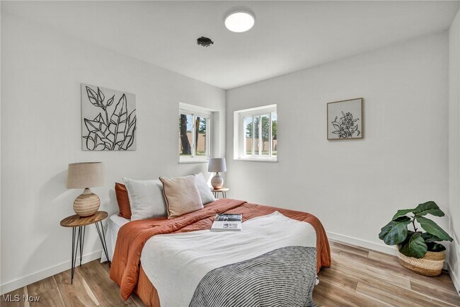 Foto del edificio - 18975 Hilliard Blvd