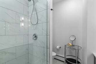 Building Photo - 402 E 7th St