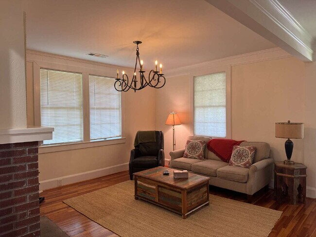 Foto del edificio - Stunning 4-Sided Brick Home on Corner Lot ...
