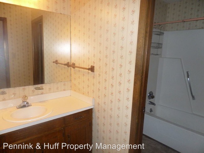 Building Photo - 231 E Lochhaven Dr