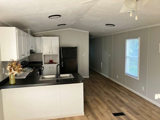Building Photo - 19 Deerwood Park