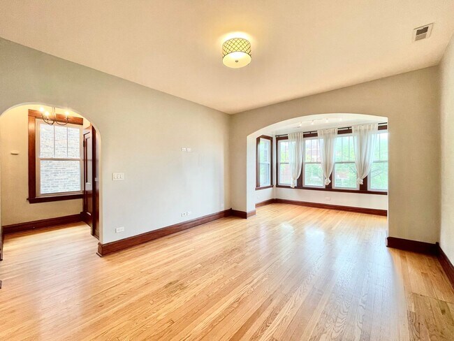 Foto del edificio - 2652 N Harding Ave