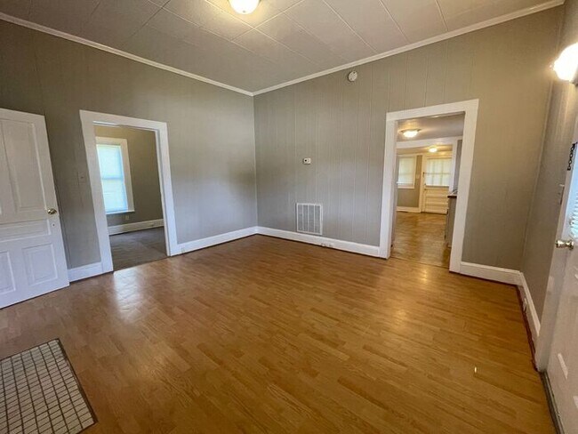 Building Photo - UNCG area with 3 bedrooms and 1 bath, Cent...