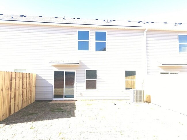 Foto del edificio - Three Bed Two and a Half Bath Townhome for...