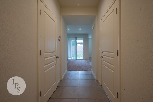 Foto del edificio - Fresno SouthEast Home, Gated Community, Clovis Unified School District, 3BR/2.5BA
