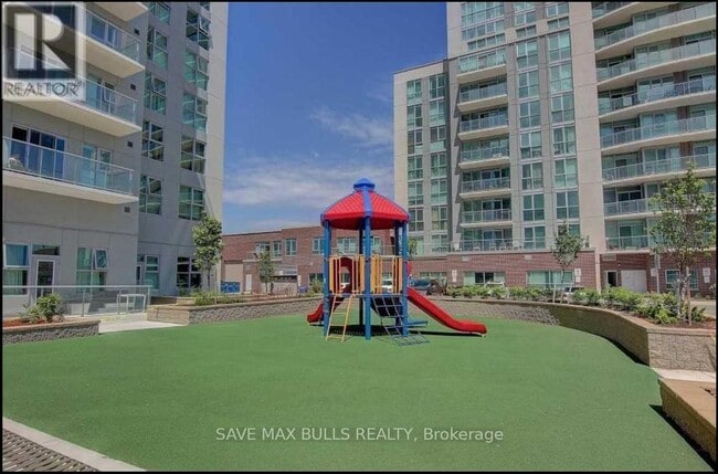 Photo du bâtiment - 2152 Lawrence Ave E