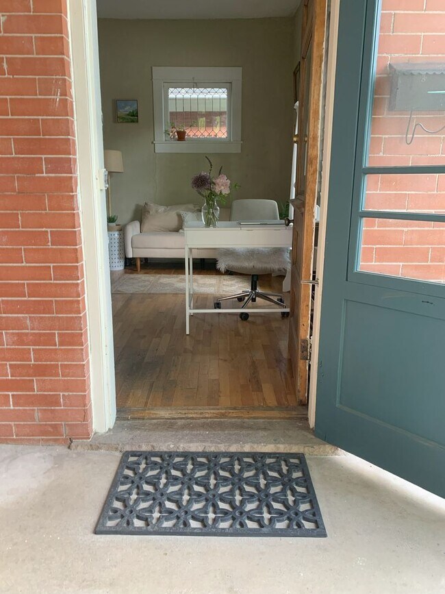 Photo - Sunny Whittier Neighborhood Studio in Vict... Apartment