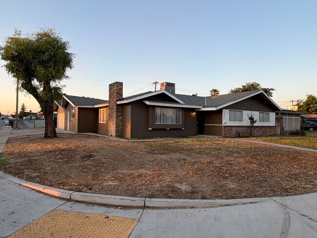 Foto del edificio - Affordable 3 BD 2 BA house in SW Bakersfield on a corner lot
